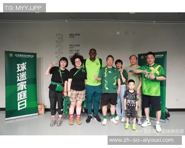 挑事？37岁美人艺人戴着国安围巾 坐河南球迷看台庆祝：不怕被打